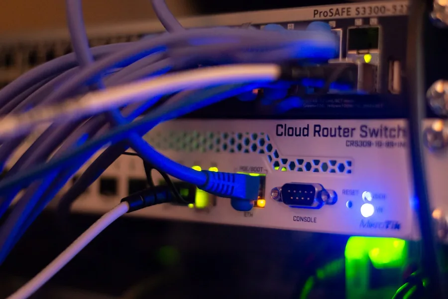 MikroTik: prečo si ho profesionáli obľúbili (a laici sa ho boja)