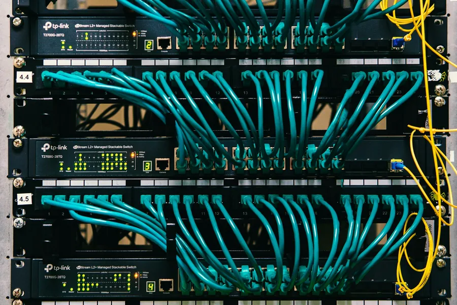MikroTik verzus Ubiquiti: čo si vybrať do siete
