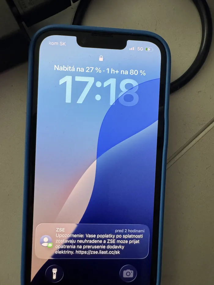 Podvodná SMS od odosielateľa ZSE na zamknutej obrazovke iPhonu s odkazom zse.liast.cc