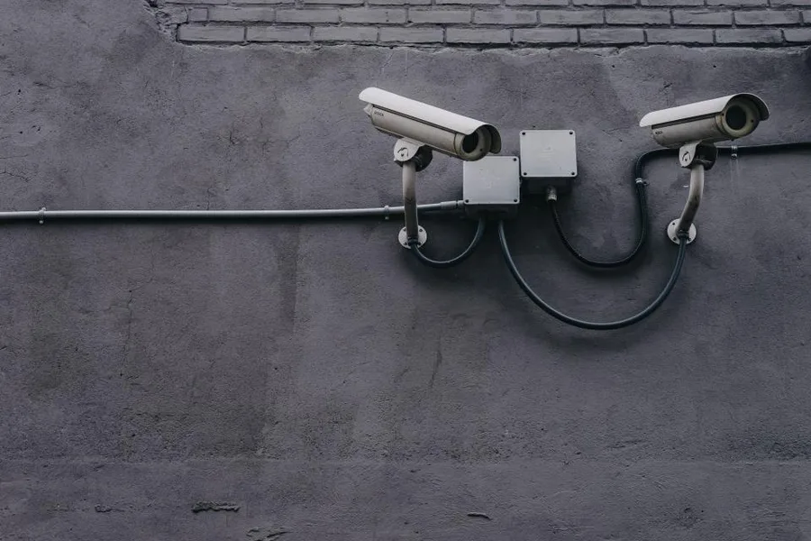 Porovnanie kamier: profi PoE a NVR vs lacné wifi vs solárne