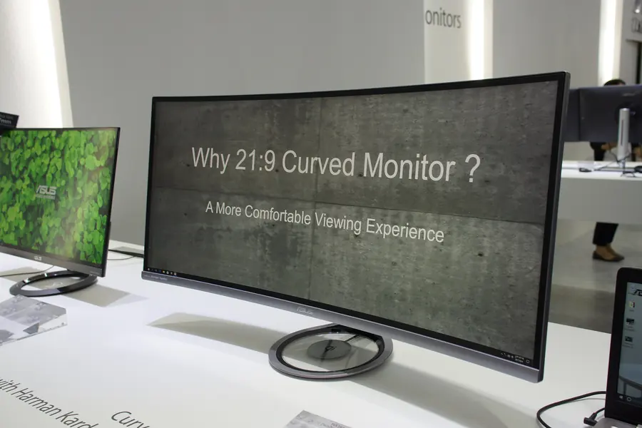 Zakrivený verzus rovný monitor: ktorý si vybrať